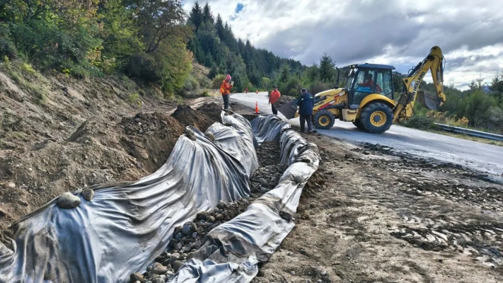 Se recomienda a los conductores, respetar las señales y disminuir la velocidad en la zona de reparación. Fotos: Vialidad Nacional. 