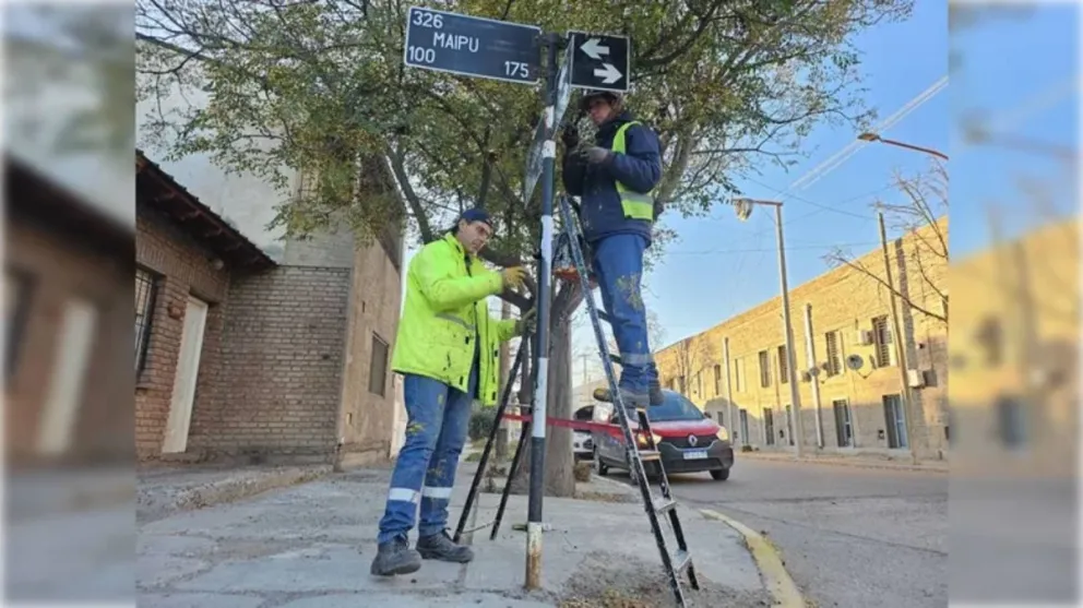 Trabajos de cambio de cartelería.