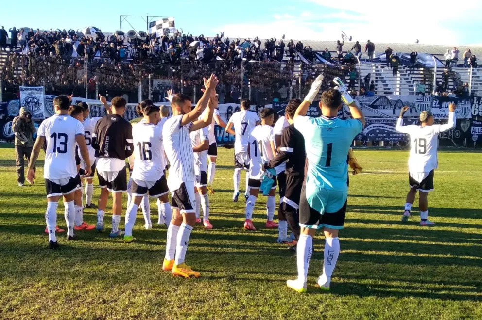 El festejo de Cipolletti. Otra buena victoria y el salto a la punta. Foto: Sitio Albinegro.