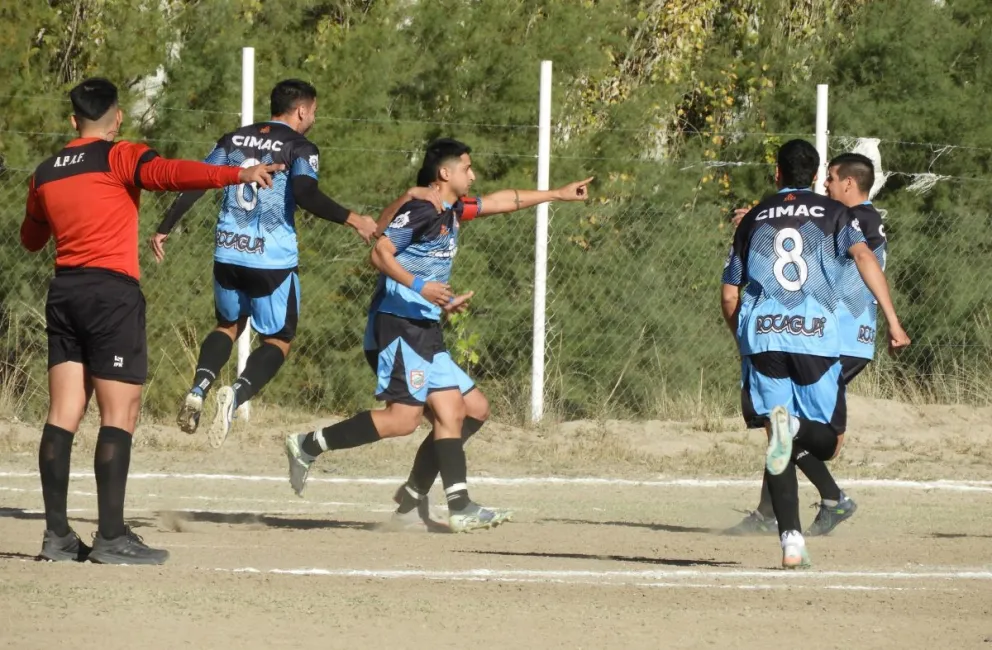 Cáceres ya marcó el 1-0 y lo festeja todo CIMAC, nuevo líder de la Liga. Foto: Adrián Hernández.