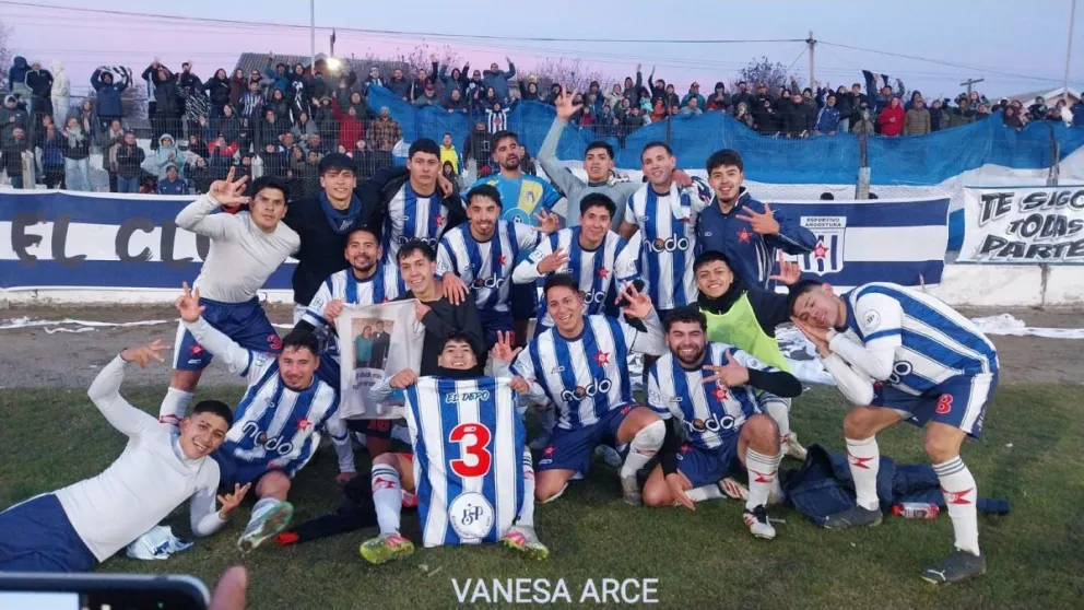 El festejo de Deportivo Angostura en el Municipal. Foto: Vanesa Arce - faecebook Lifuba.