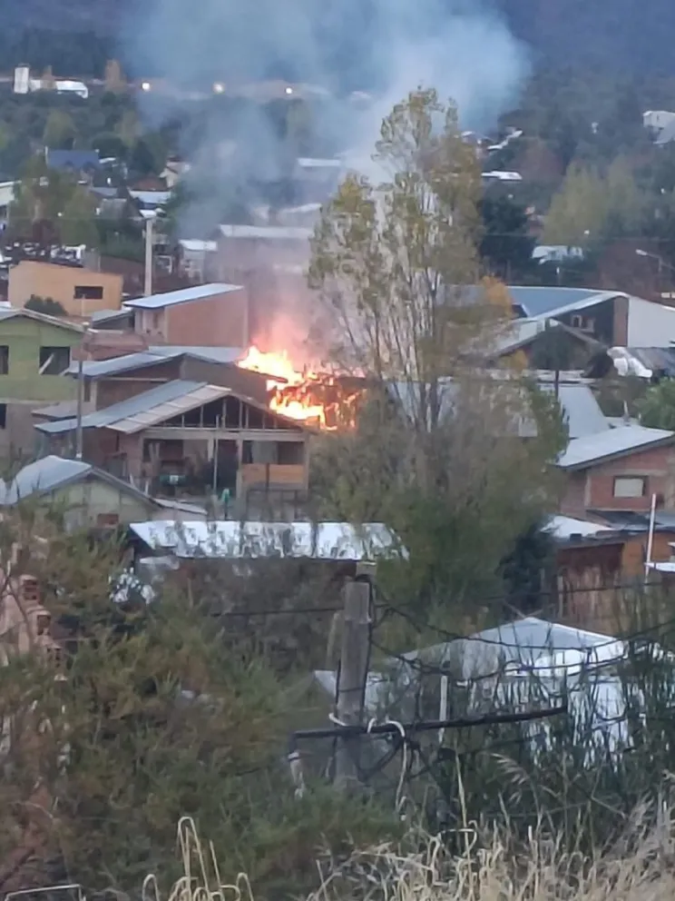 El fuego consumió una vivienda ubicada en la intersección de las calles José Luckman y Malvina Soledad.