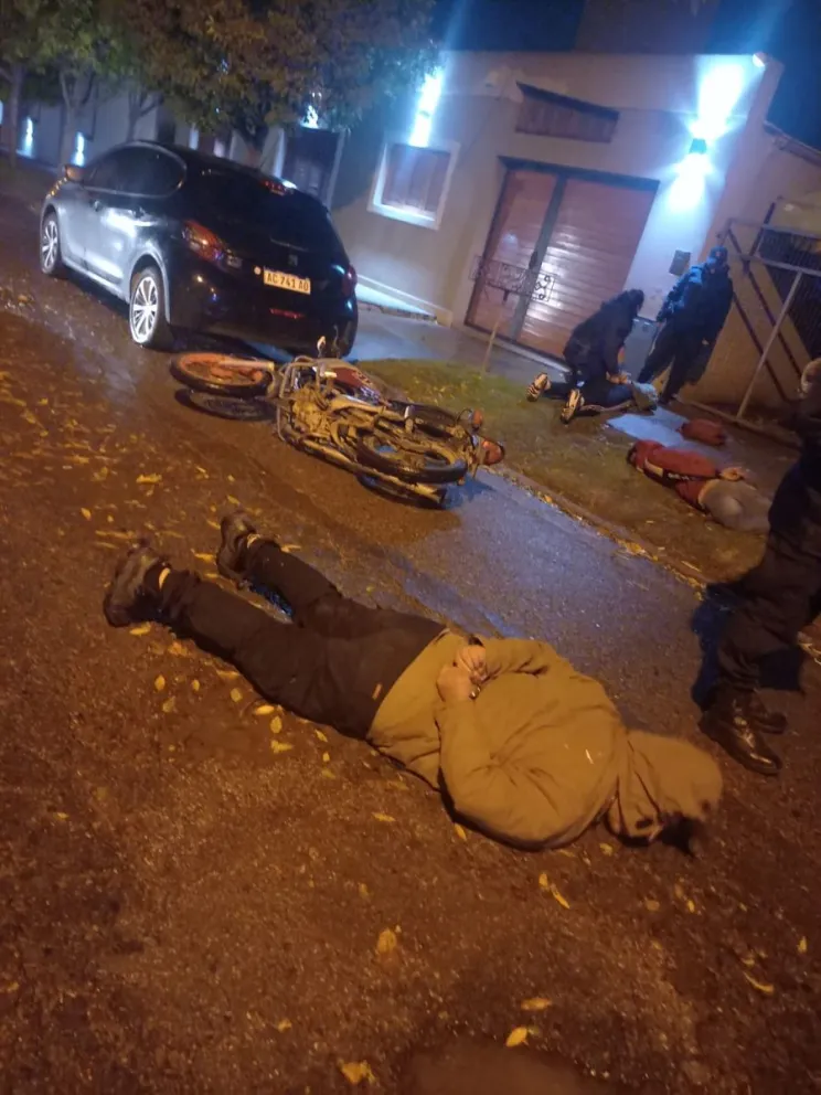 Los sujetos terminaron detenidos por robo en poblado y en banda. Fotos: Policía de Río Negro.