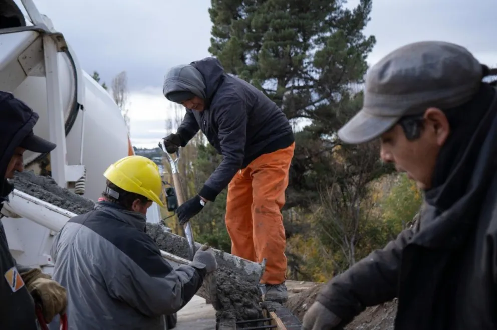 Personal municipal realizó el armado de moldes en el sector lindante al terraplén de mayor altura. Foto gentileza 