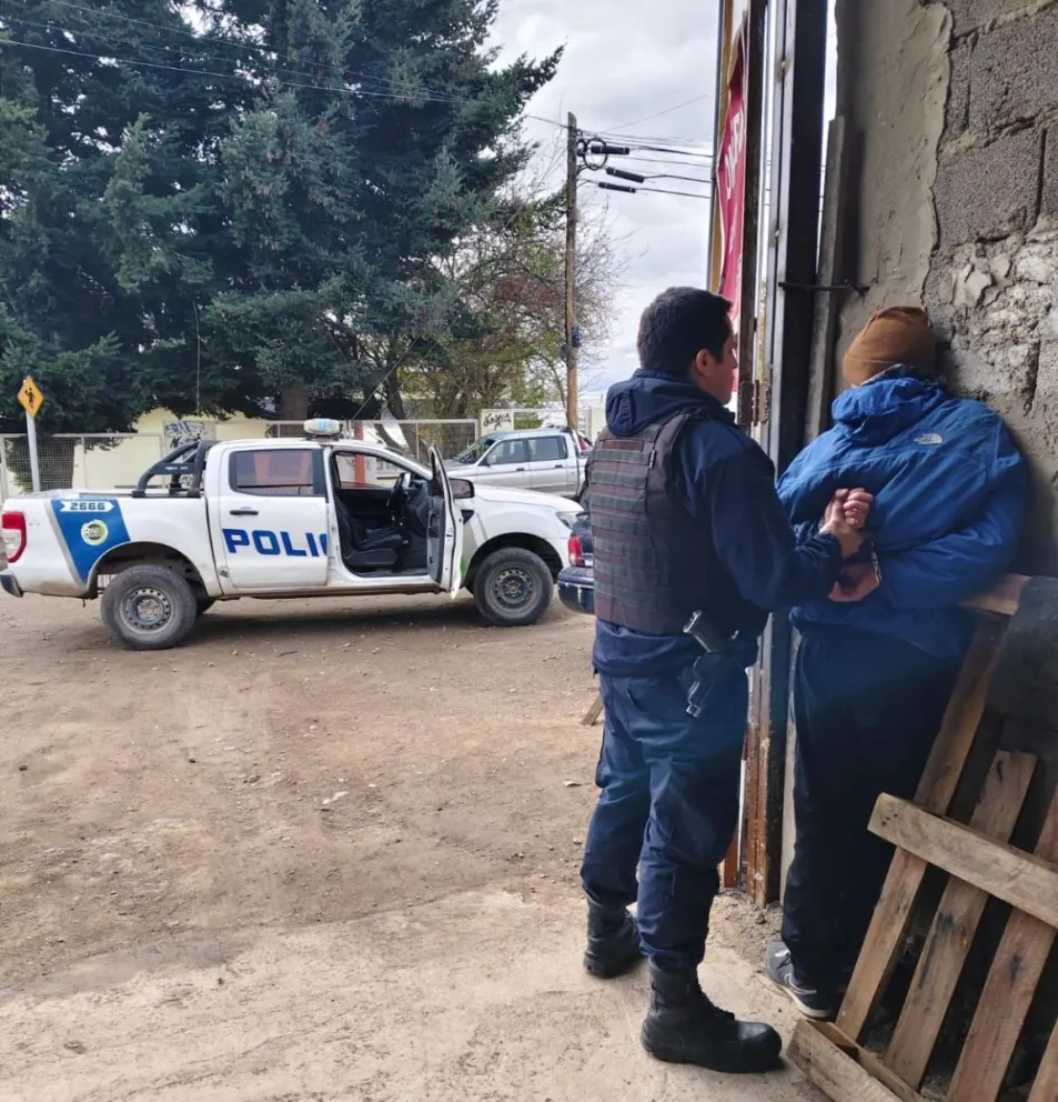 El hombre, al advertir la presencia policial, escapó corriendo. Foto gentileza