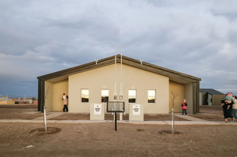 Se trata de viviendas apareadas de 38 metros cuadrados, construidas con sistema tradicional mixto. Fotos: gobierno de Río Negro.