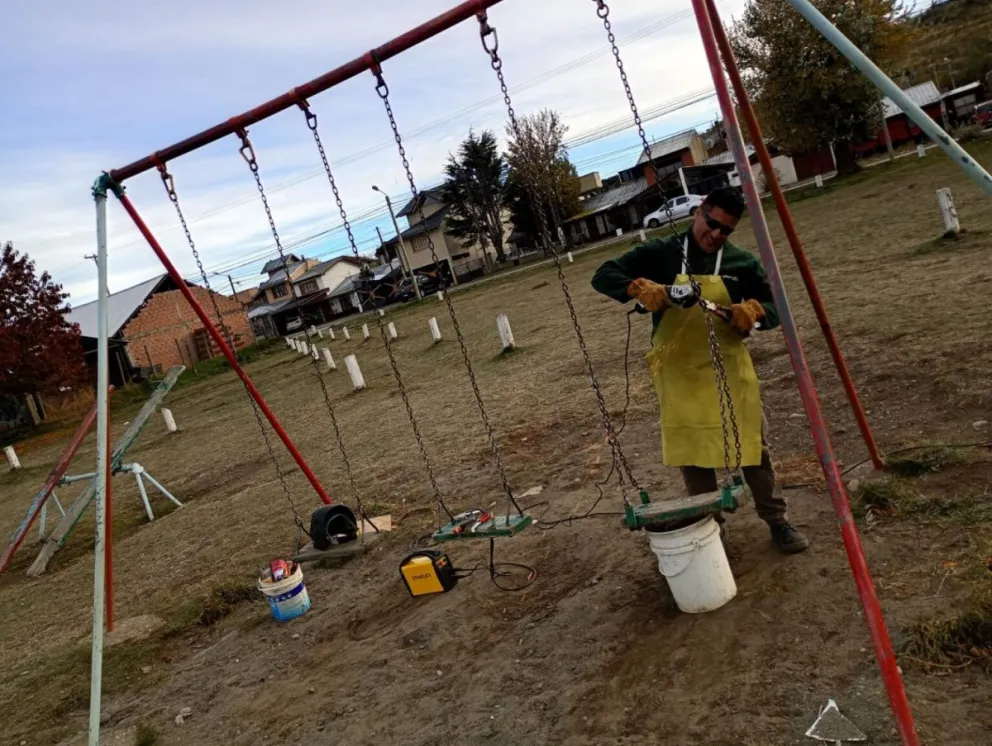 La plaza del barrio vuelve a contar con sus juegos para niños en condiciones. Foto gentileza 