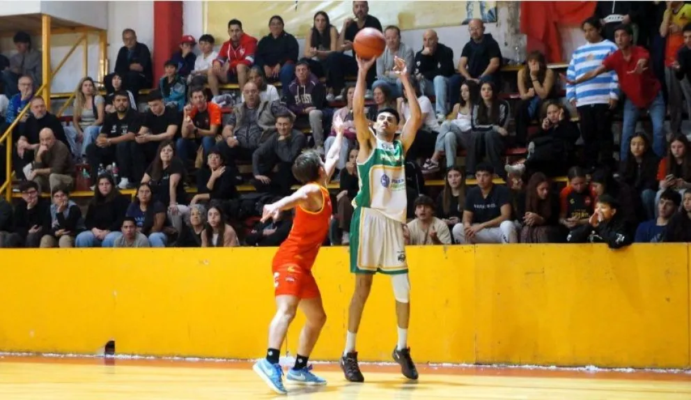 Pérfora ganó una "final" en Plottier y es único puntero en el Sur. Foto: prensa Centro Español.