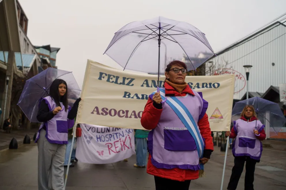 Como cada año, el clima no fue excusa para que el pueblo salga a festejar un nuevo aniversario de la ciudad. Fotos: Marcelo Martínez