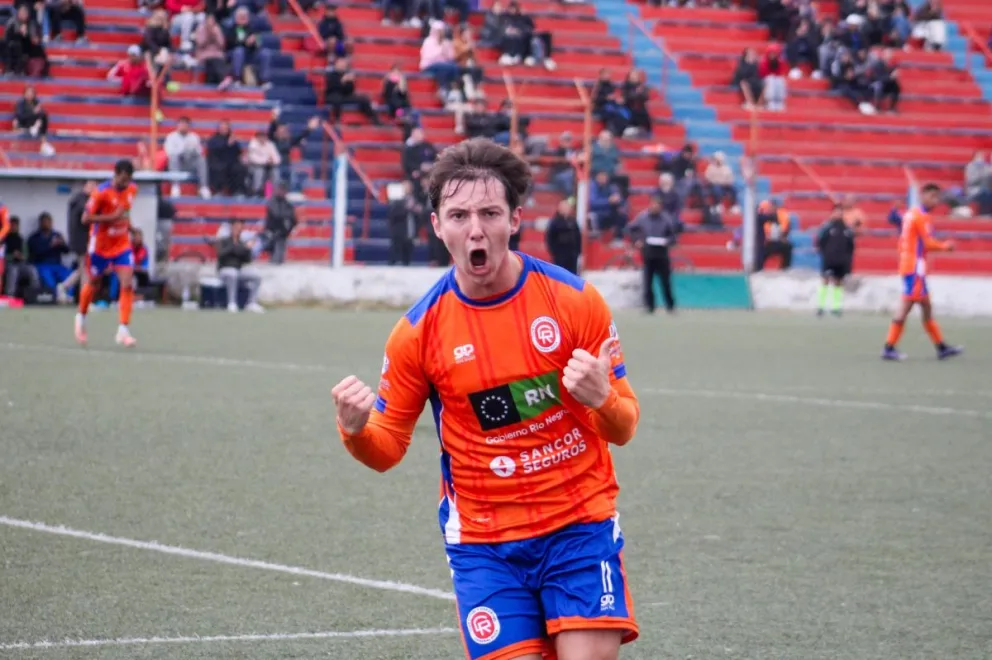 El festejo de Benjamín Morales. Deportivo Roca gole y se aceró a los punteros. Foto: prensa Deportivo Roca.