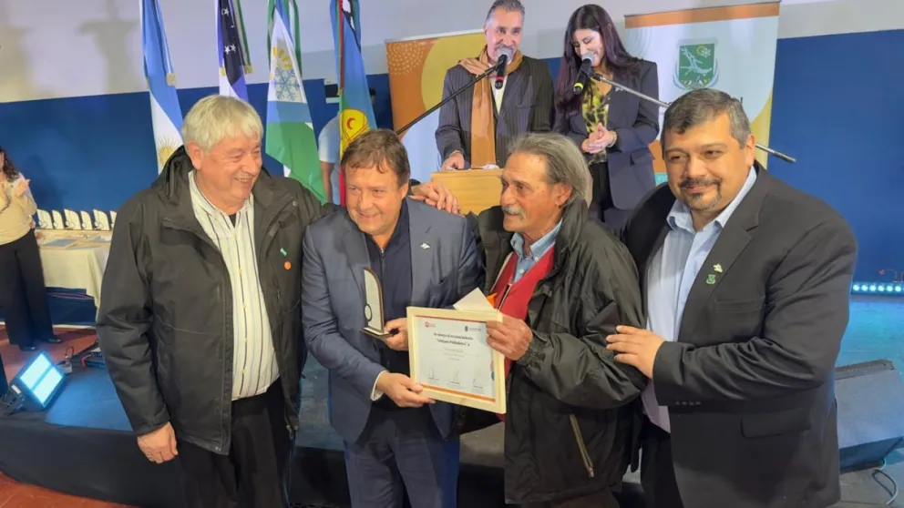 El primero en recibir su reconocimiento fue Fernando, el cafetero. Foto gentileza