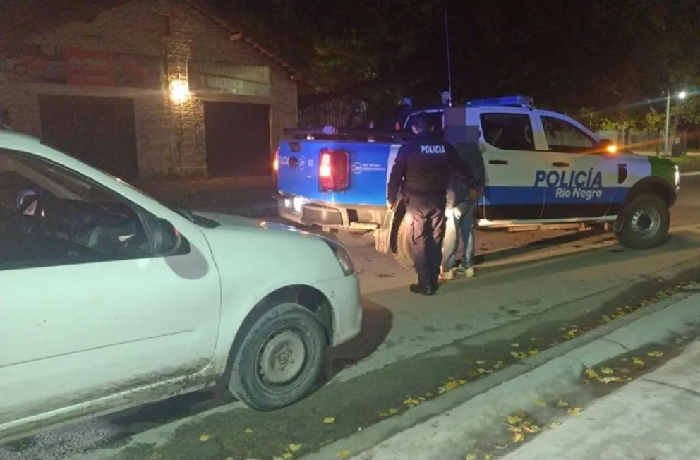 Los delincuentes golpearon a la mujer con un elemento contundente en la zona intercostal y le propinaron puñetazos en el rostro, para luego sustraerle un bolso deportivo. Foto: Prensa Policía de Río Negro.