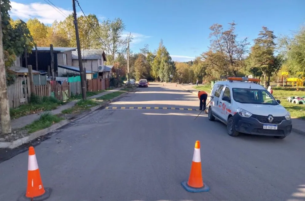 Los atenuadores de velocidad tienen como objetivo mejorar la seguridad vial en la zona. Fotos: Municipalidad de Villa La Angostura.