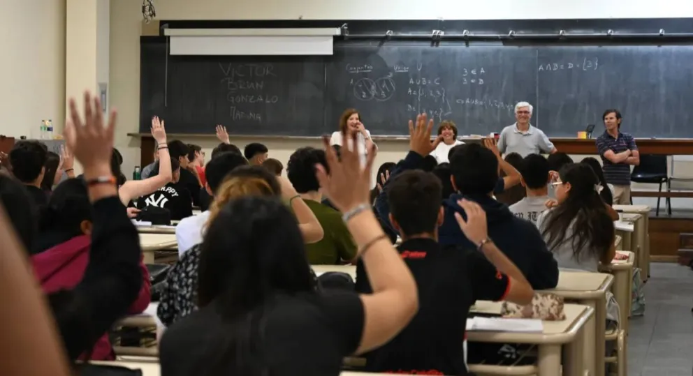 La joven es una estudiante aplicada.