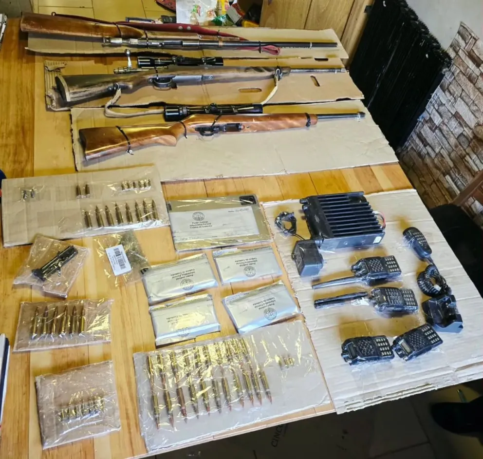 Tras numerosos allanamientos, secuestraron drogas, armas de fuego y municiones. Foto: Gobierno de Neuquén.