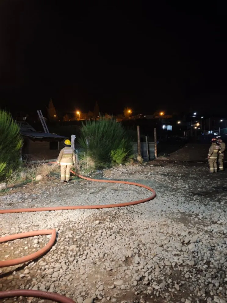 El fuego se propagó en un solo ambiente de la casa, provocando pérdidas materiales parciales. Foto: Prensa Bomberos.