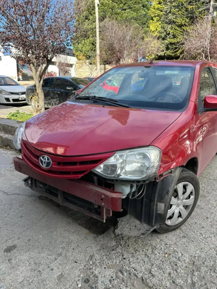 Los daños, visibles, en el auto que estaban estacionando. Foto gentileza 