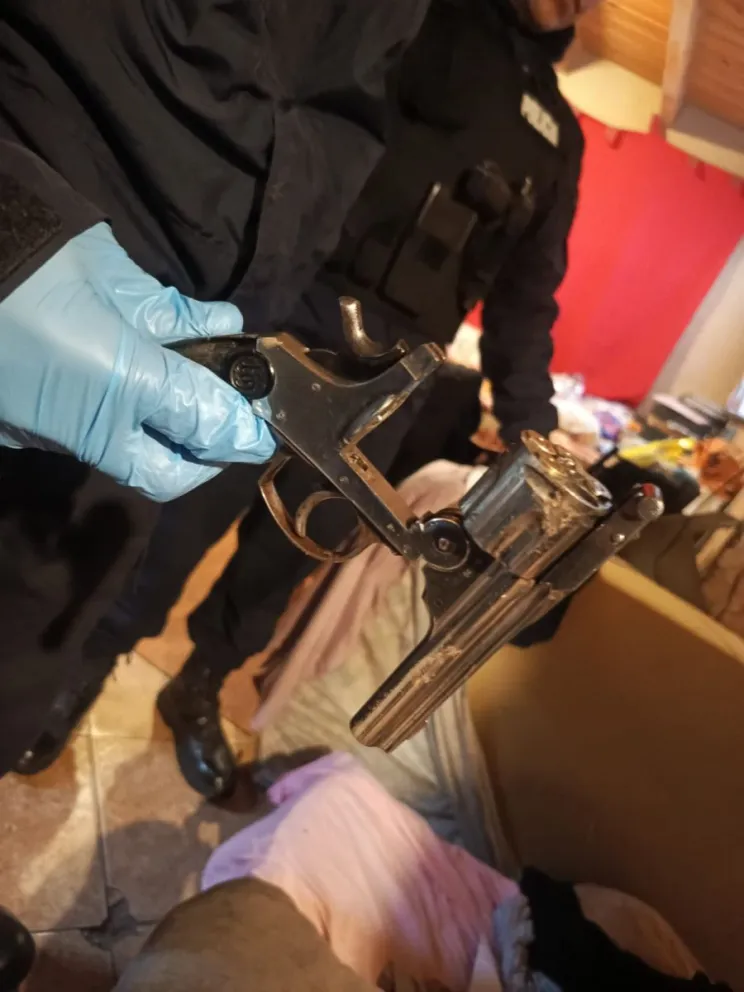 El operativo confirmó que el arma fotografiada en la amenaza era la misma que se encontraba en el lugar. Foto: Policía de Río Negro.