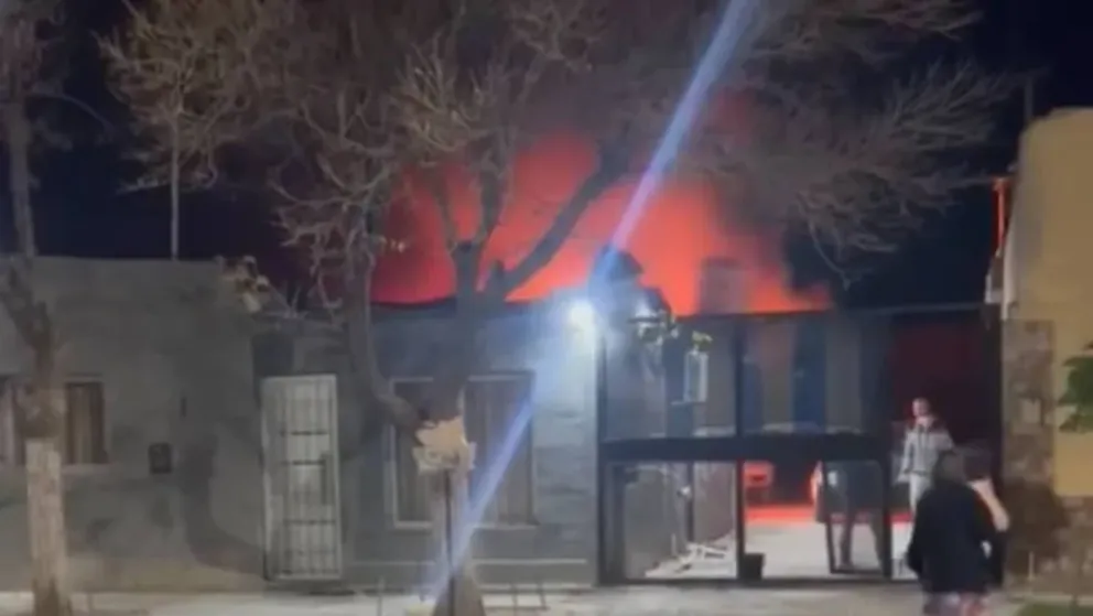 Uno de los incendio consumió parte de una casa en el barrio Don Bosco de Cipolletti.