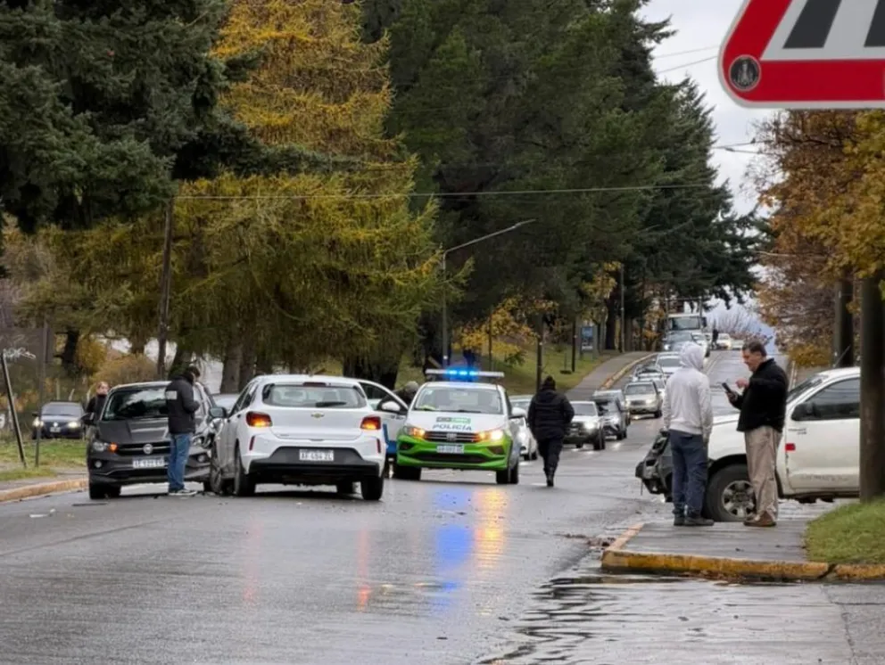 Los autos quedaron sobre 12 de Octubre lo que ocasionó demoras en el tránsito. Foto ANB