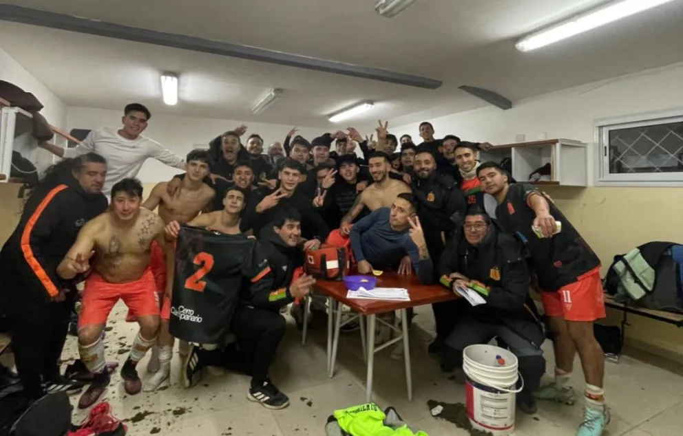 Fiesta total en el vestuario "Naranja" tras la victoria en el clásico. Foto gentileza 