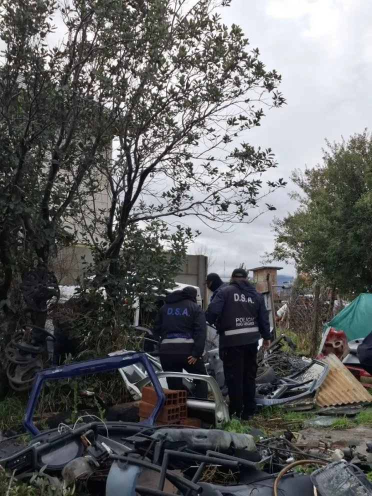 Secuestraron puertas y carrocecía con luneta, que habían sido denunciadas como robadas. Foto: Policía de Río Negro.