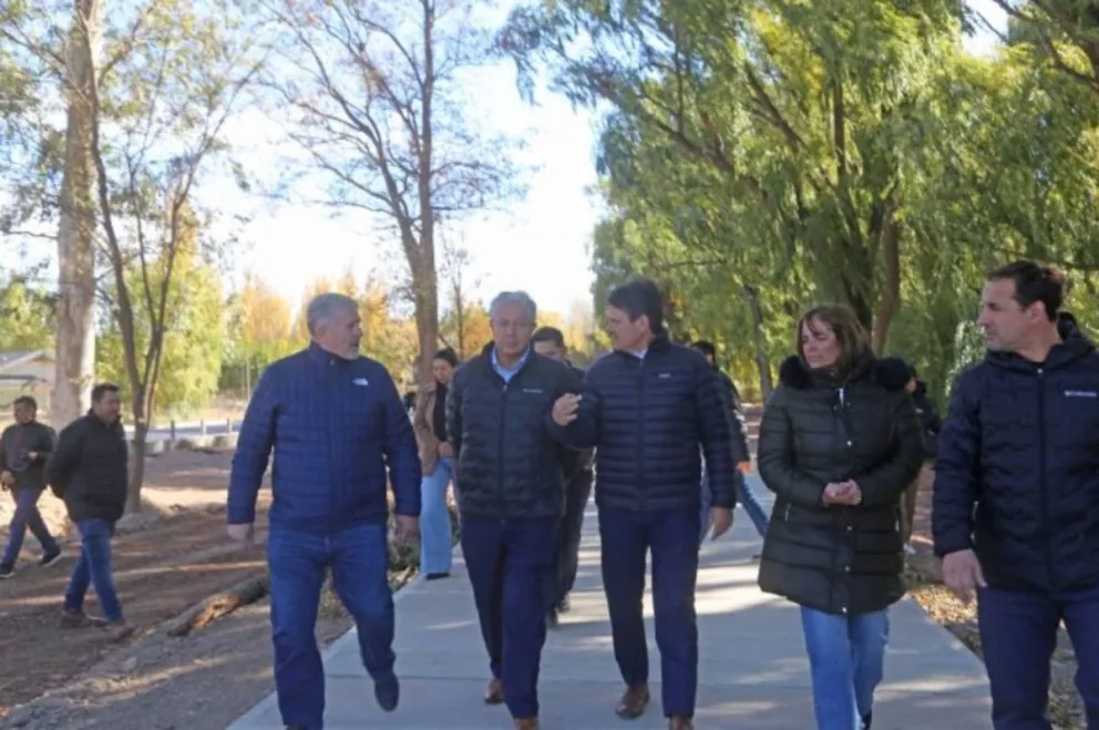 Gaido y Figueroa recorrieron un nuevo tramo del Paseo Costero. (Foto Silvina Cardell).