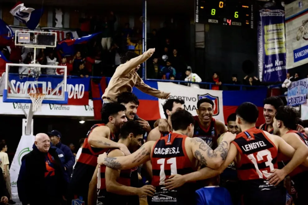 El festejo en casa. Ahora, el Deportivo irá el sábado por el empate. Fotos: prensa Deportivo Viedma.