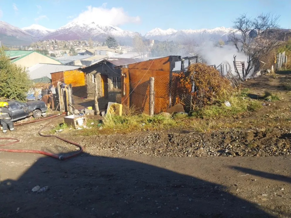 El fuego se desató en calle Saénz Peña al 2400. Foto: ANB. 