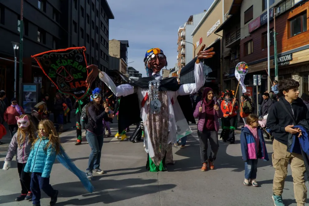 El desfile volvió a adueñarse de las miradas de vecinas, vecinos y turistas que caminaban por Mitre. Fotos: Marcelo Martínez.