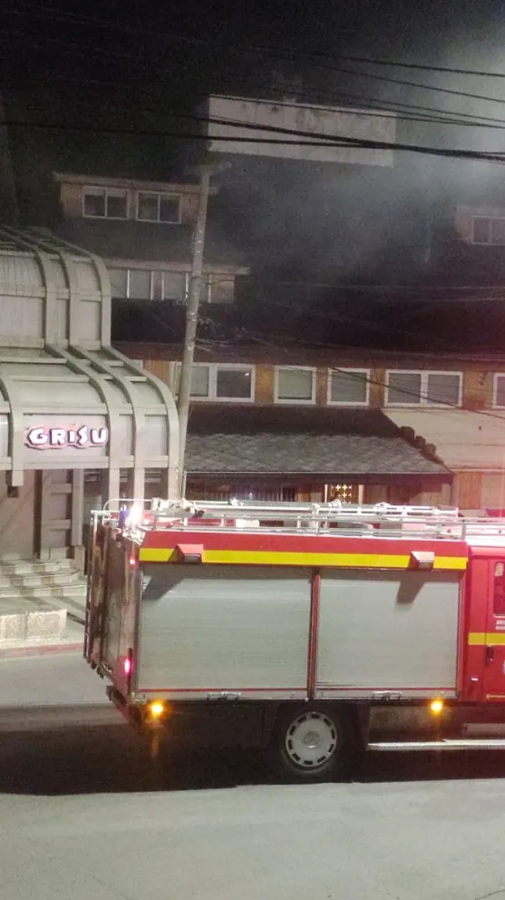 El incendio inició pasada la medianoche en un local de España 590. Foto: gentileza.