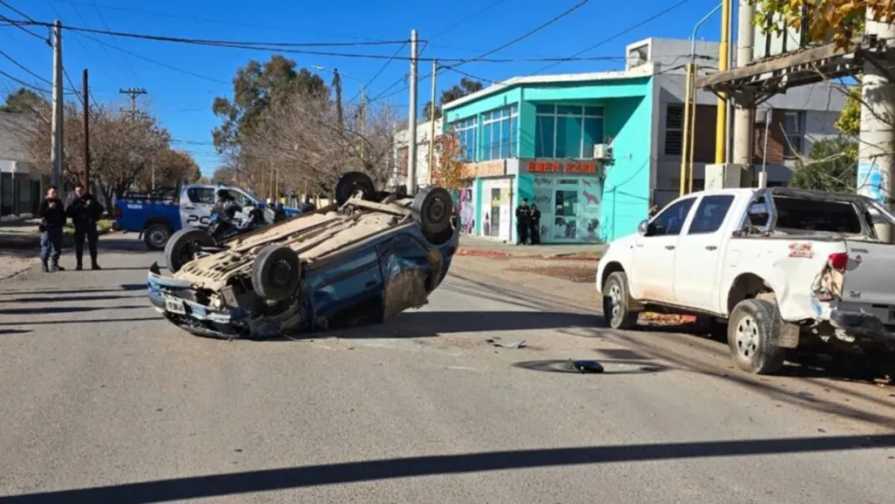 Los vecinos acudieron a ayudar al joven conductor. (Foto: Gentileza Centenario Digital)