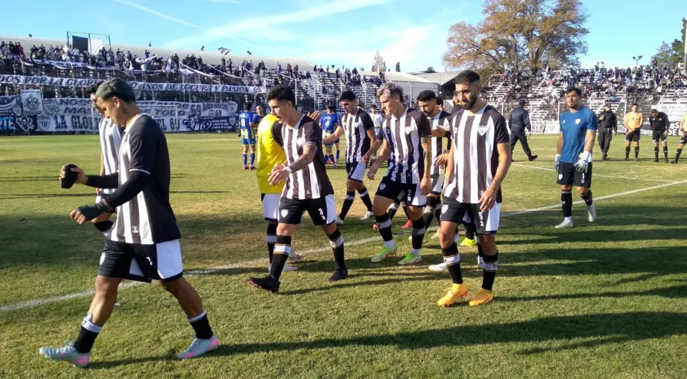 Cipolletti volvió a caer y se quedó sin liderazgo. Foto: Sitio Albinegro.