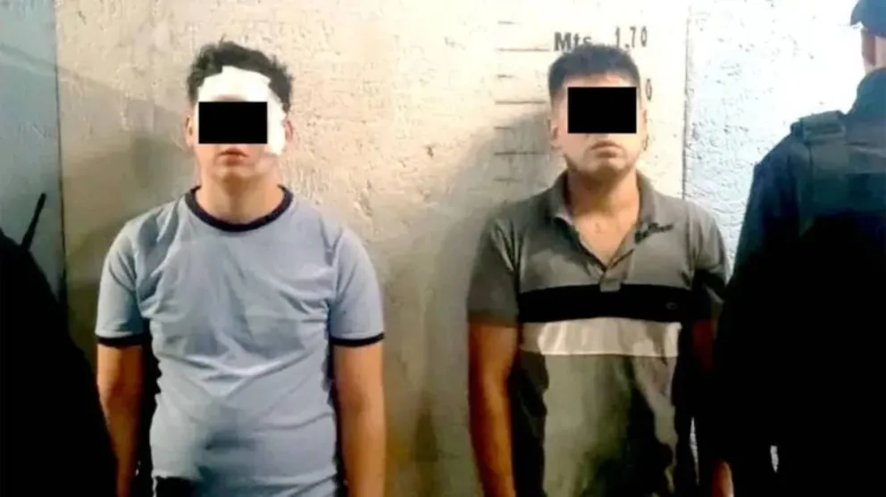 Los hombres intentaron esconderse en uno de los departamentos.