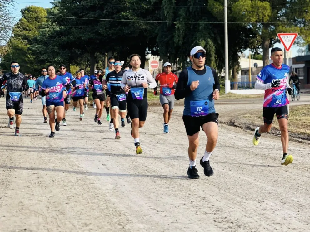 Con 100 atletas, Huergo tuvo su Duatlón Aniversario. Fotos: prensa municipio de Huergo.