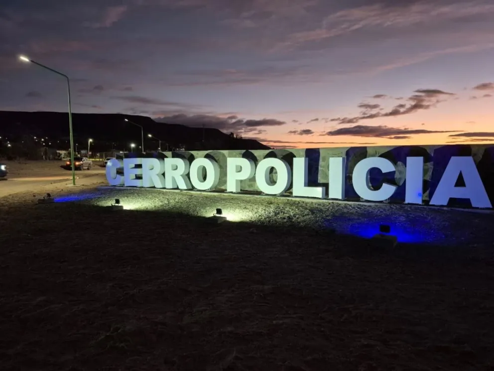 El ingreso a la localidad luce renovado con las nuevas luminarias. Foto: gobierno de Río Negro.