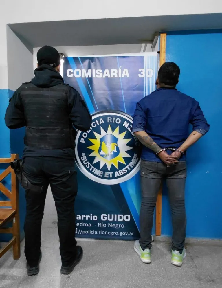 Los individuos habrían abierto el capó, revisaron el interior del rodado y provocaron daños. Fotos: Policía de Río Negro.