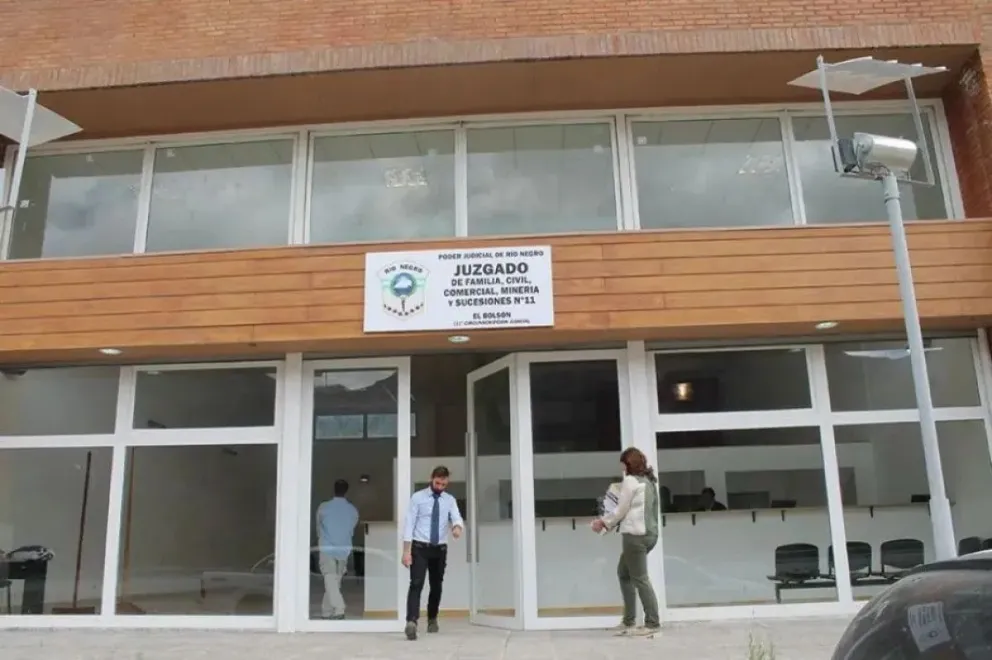 La decisión judicial concluyó que ordenar un reintegro compulsivo podría afectar la estabilidad emocional del joven y agravar el conflicto entre sus padres.