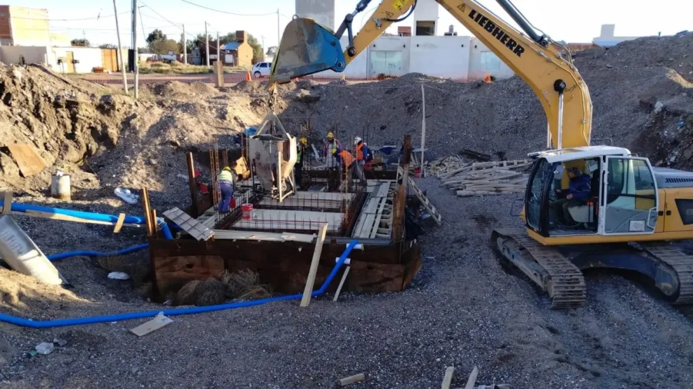 El plan integral contempla la instalación de 10.000 metros de cañerías, de los cuales ya se colocaron aproximadamente 3.600 metros. Foto: Gobierno de Río Negro.