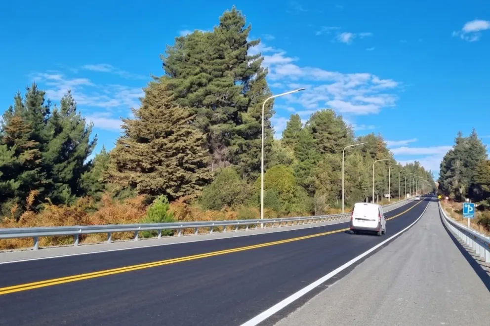 La obra contempla ensanche de calzada, mejoras hidráulicas y nuevos sistemas de seguridad vial.