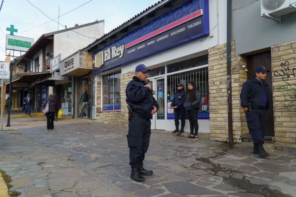 Personal policial recorre la zona de calle Onelli en búsqueda de datos de Analía. Foto: Marcelo Martínez.