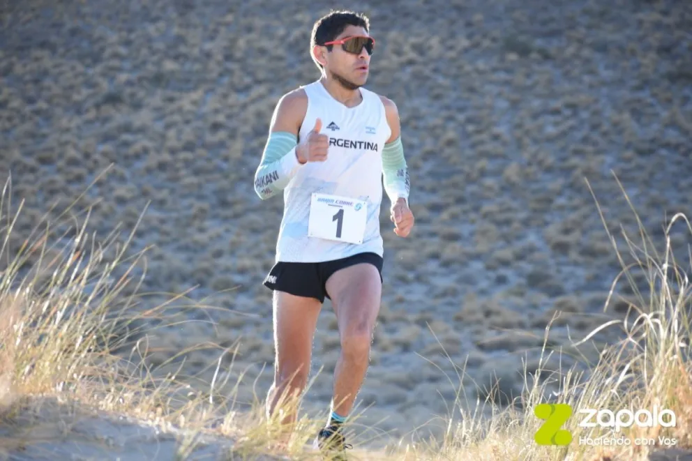 Mariqueo corriendo y ganando en Zapala. Festejó en los 21 kilómetros. Foto: gentileza.
