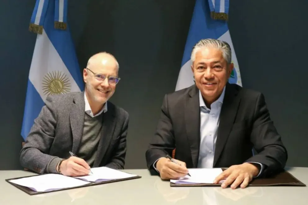 El gobernador Rolando Figueroa en la firma del contrato.