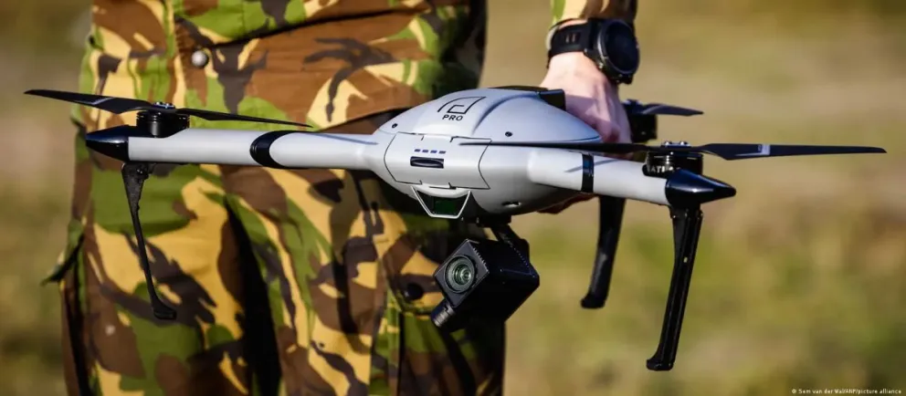 Los drones modernos comparan en tiempo real lo que ven sus cámaras con un mapa de elevación digital pre-cargado.