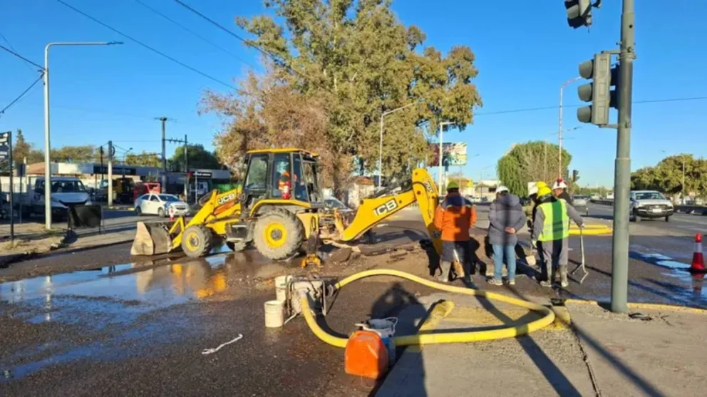 El agua derramada generó una laguna.