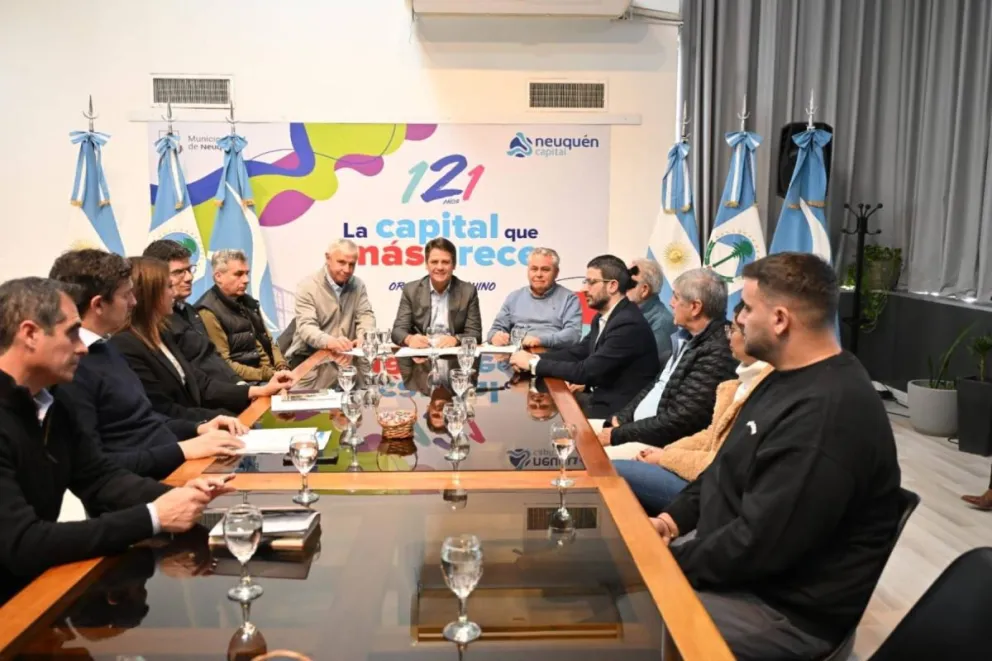El intendente reunido con representantes de comercios.