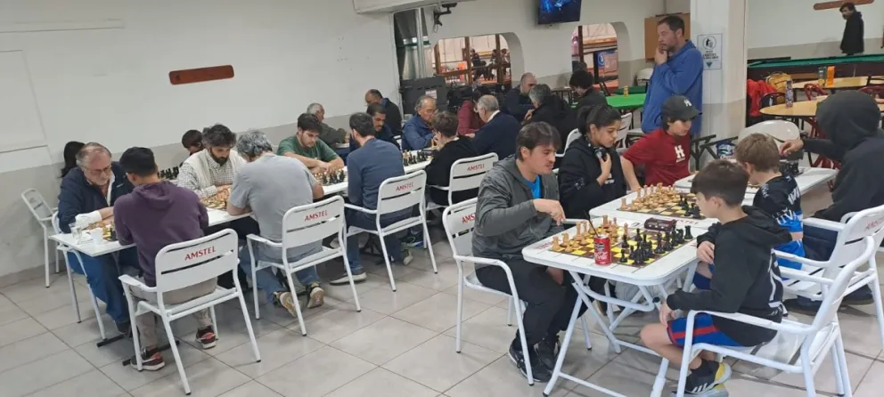 El certamen de mayo estuvo marcado por una fuerte presencia juvenil. Foto gentileza Club de Ajedrez Bariloche 
