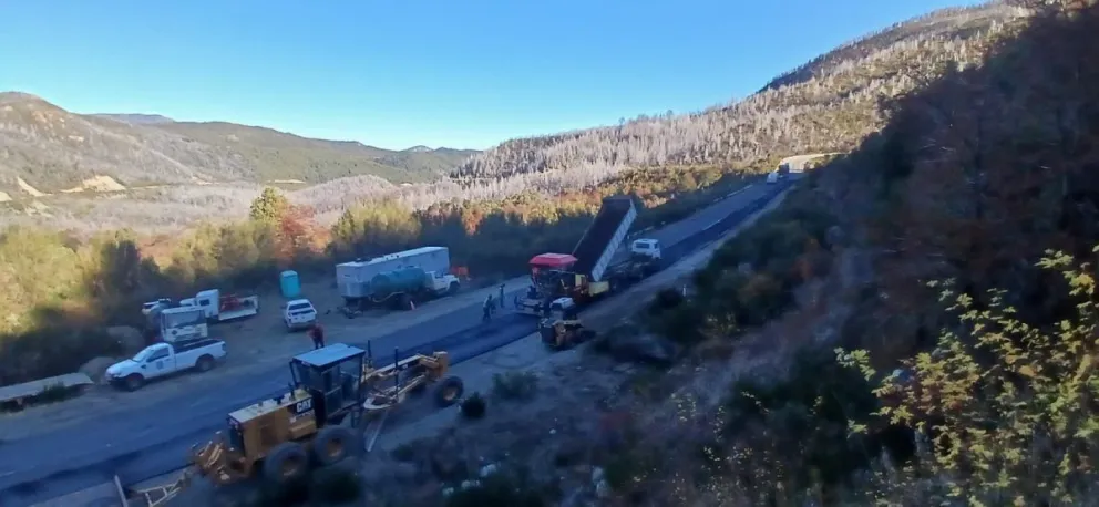 Las tareas incluyen bacheo en caliente y colocación de carpetines. Fotos gentileza 