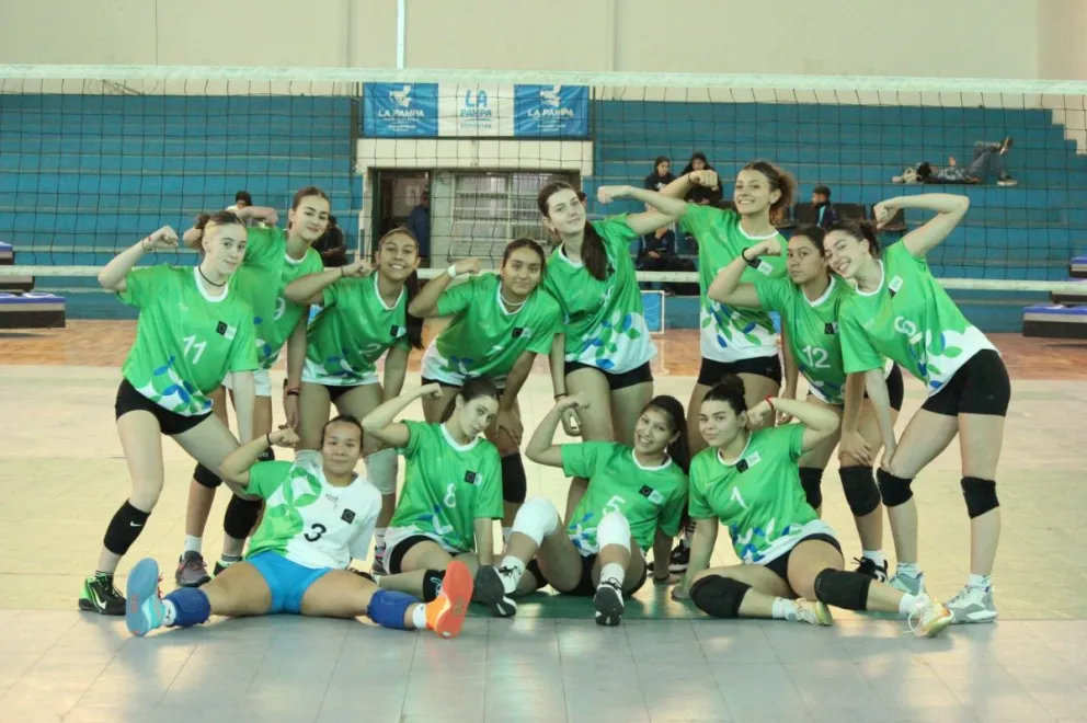 Río Negro jugará este jueves semifinales en fútbol, básquet, voley y handball. Fotos: gentileza.