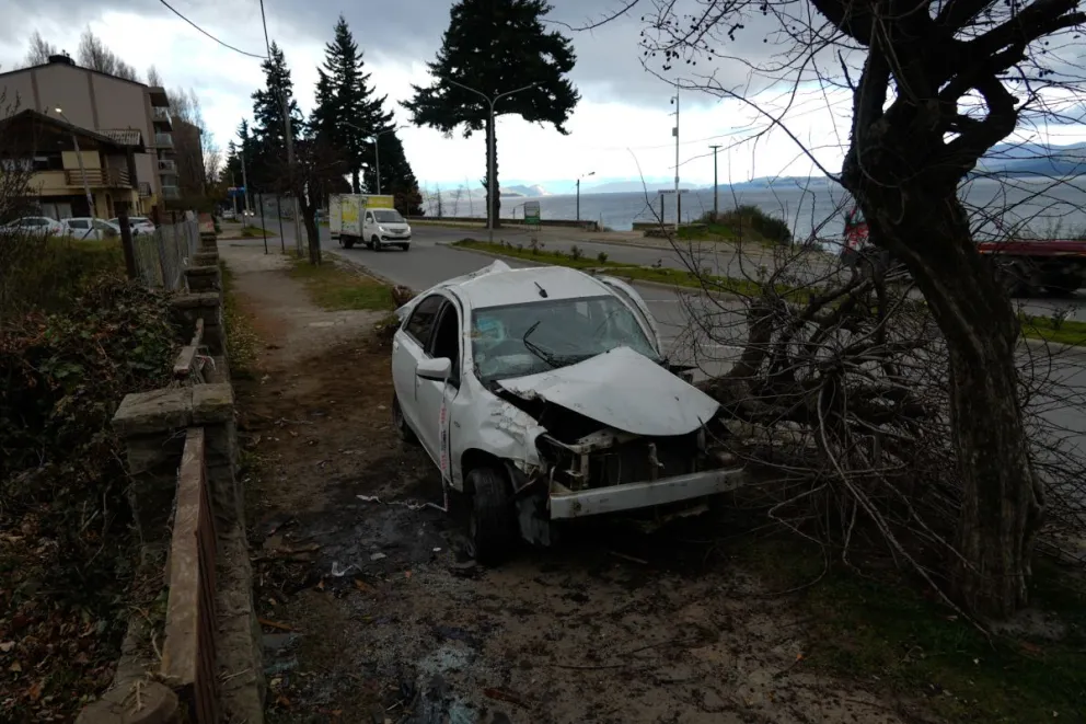 El vuelco se produjo en avenida 12 de Octubre entre Elordi y Ruiz Moreno. Fotos: Marcelo Martínez.